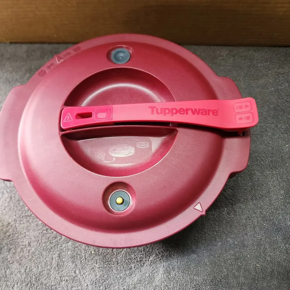 Tupperware Microwave bowl with lid, scratches on the side of bowl see pics T